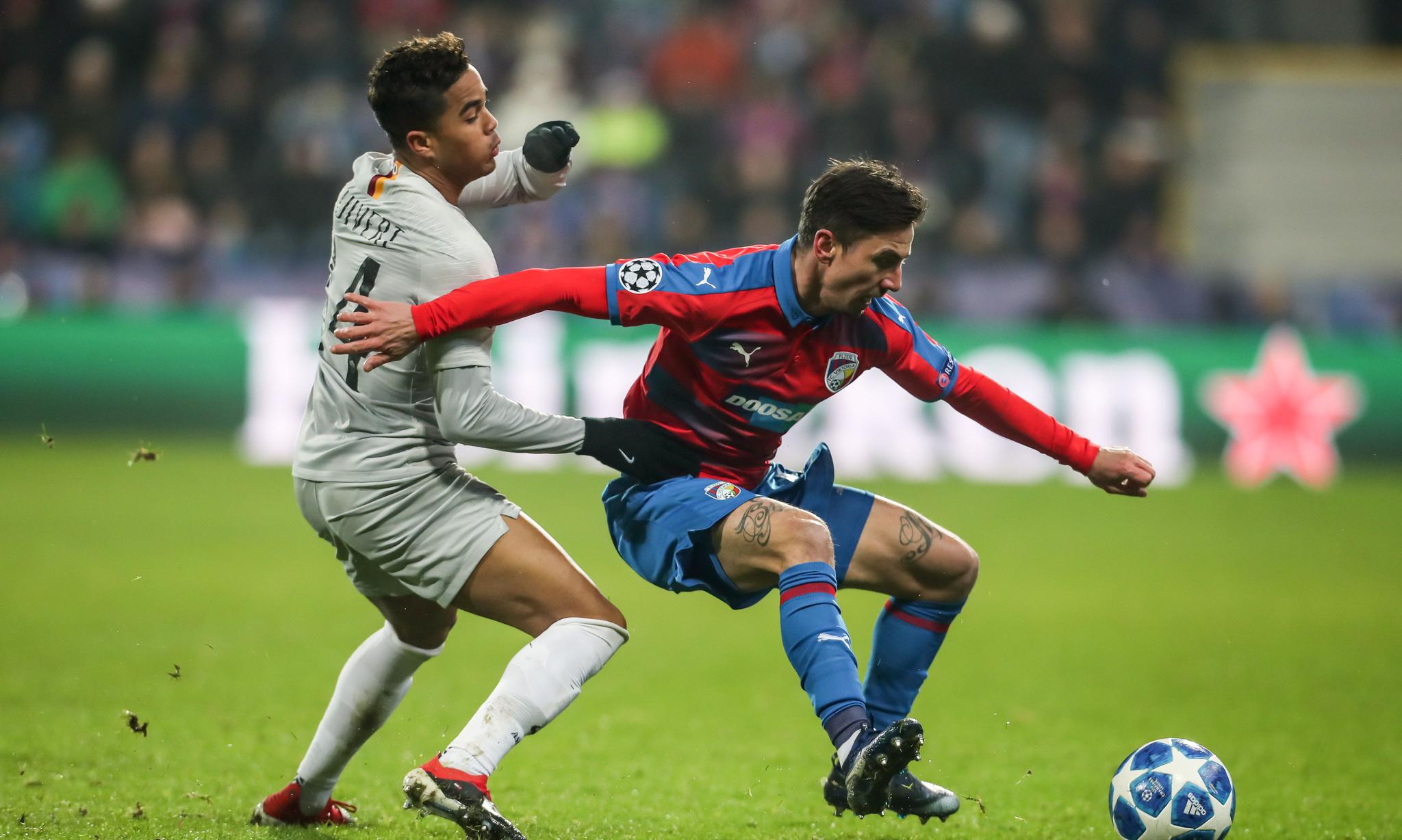 罗马不敌比尔森胜利  12月12日,罗马队球员恩宗齐(右)与比尔森胜利队