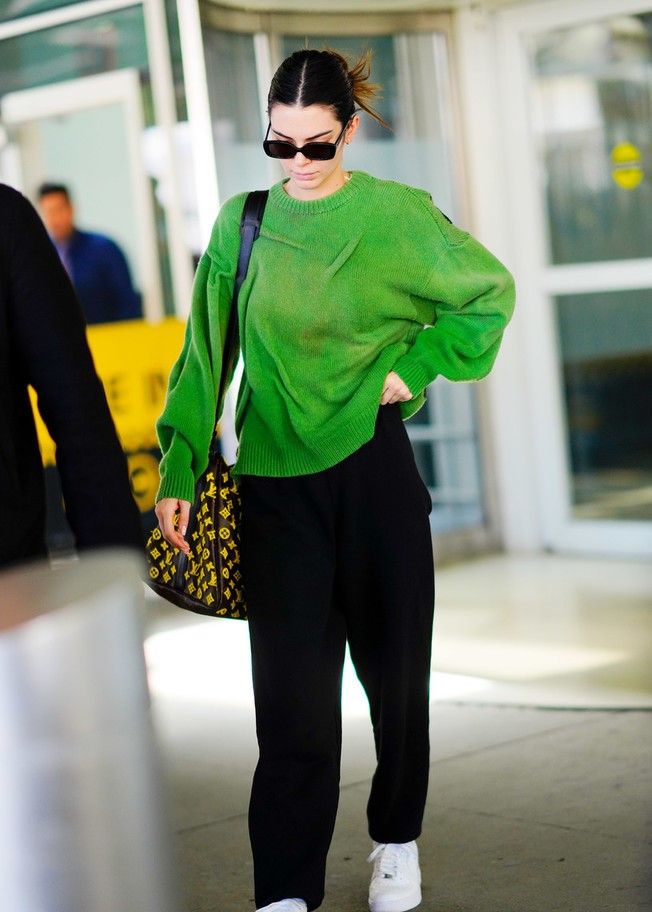 谁说草绿色一穿就土?看完肯达尔·詹娜的穿搭,感觉高级炸了!