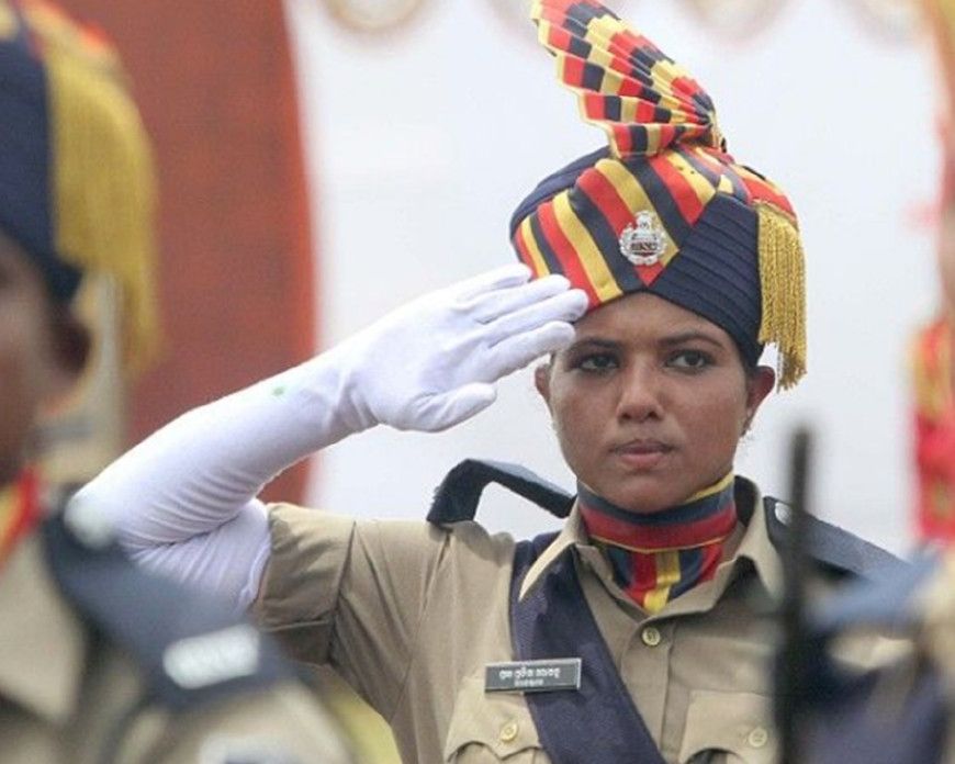 各国军人敬礼,波兰的最有特色,战斗民族很傲娇