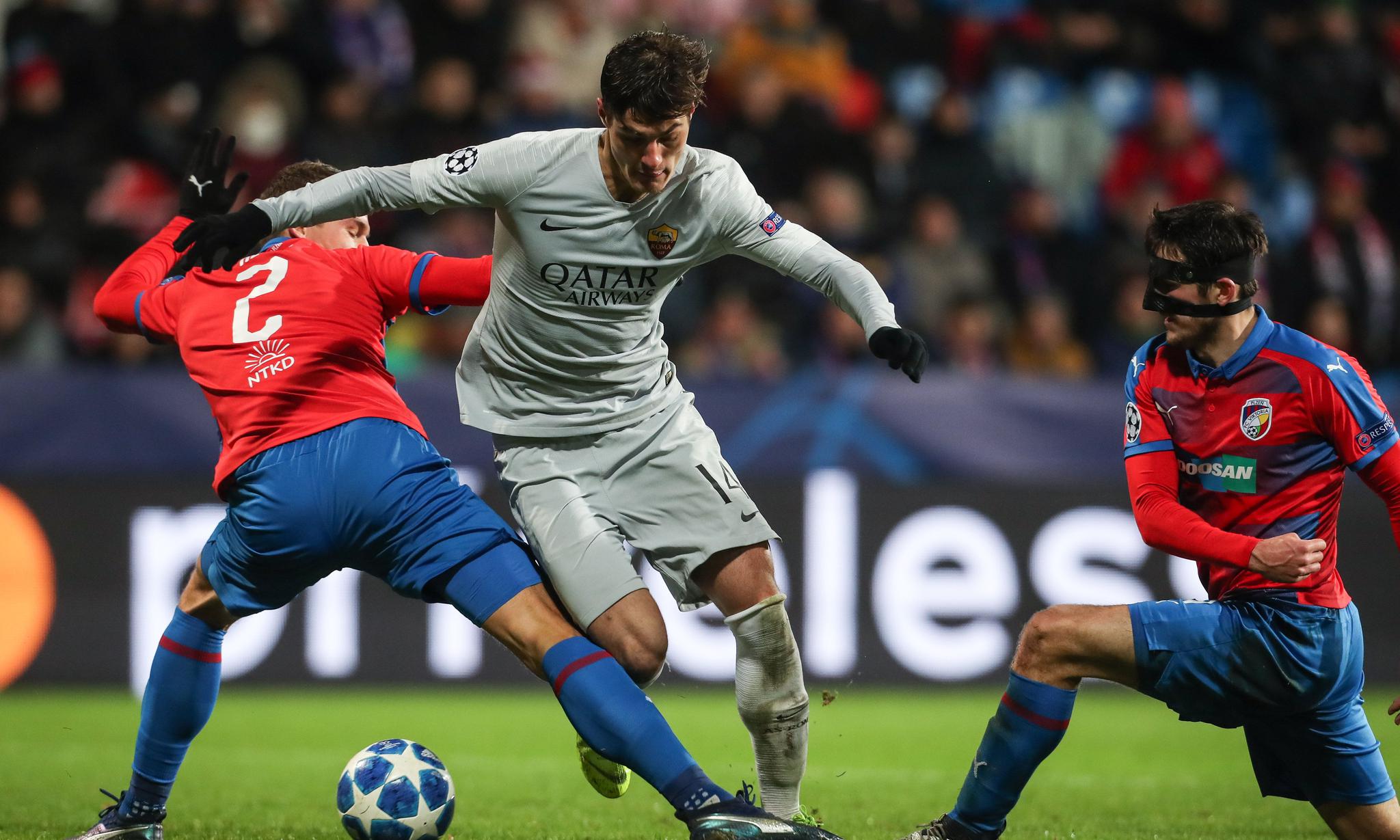 罗马不敌比尔森胜利  12月12日,罗马队球员恩宗齐(右)与比尔森胜利队