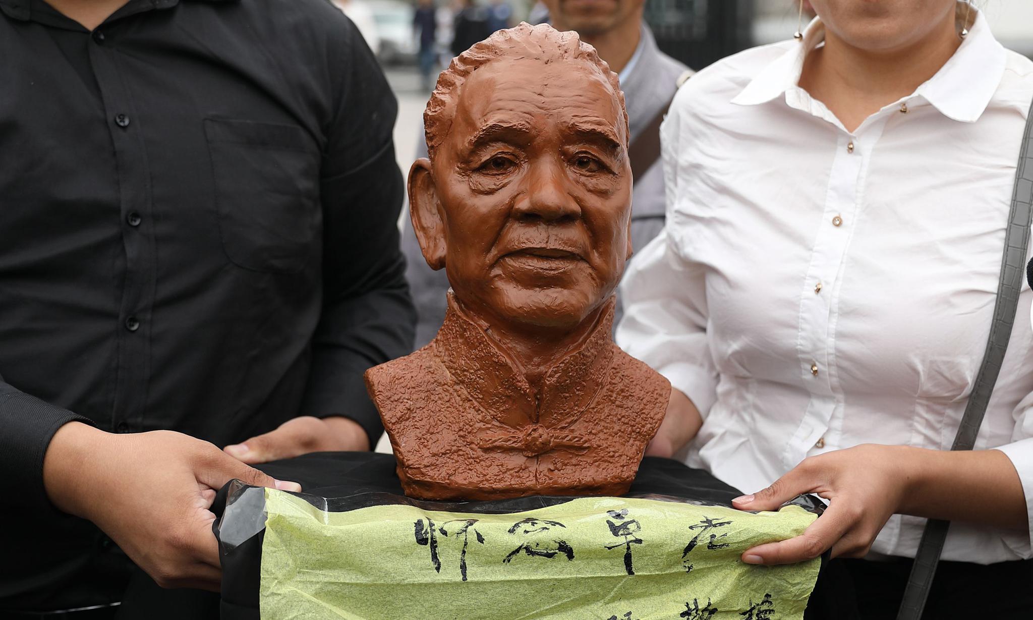 单田芳之子手捧父亲遗像送别泥人张到场敬献雕像