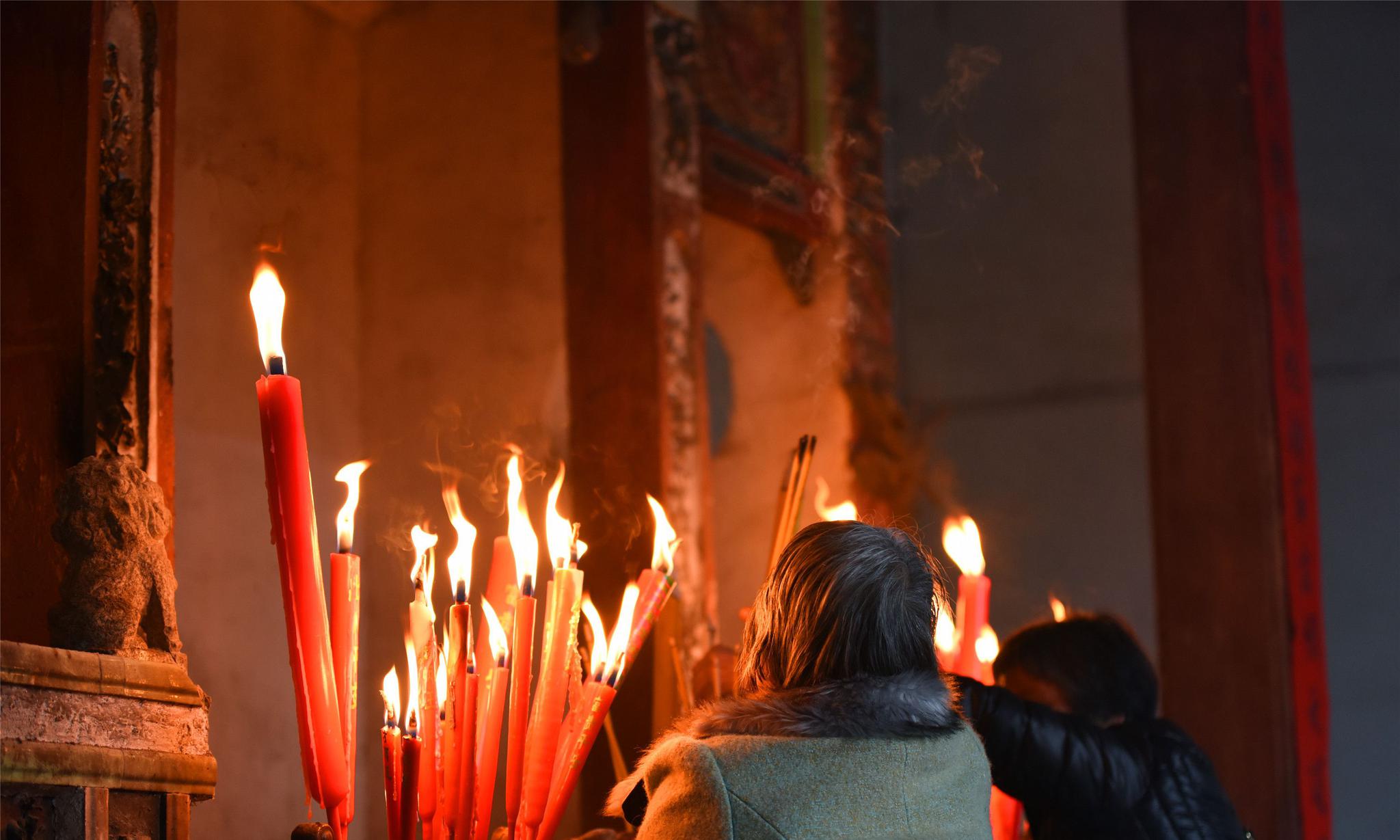 正月廿二日兴宁罗岗钟氏宗祠赏灯祭祖祈福场面太热闹