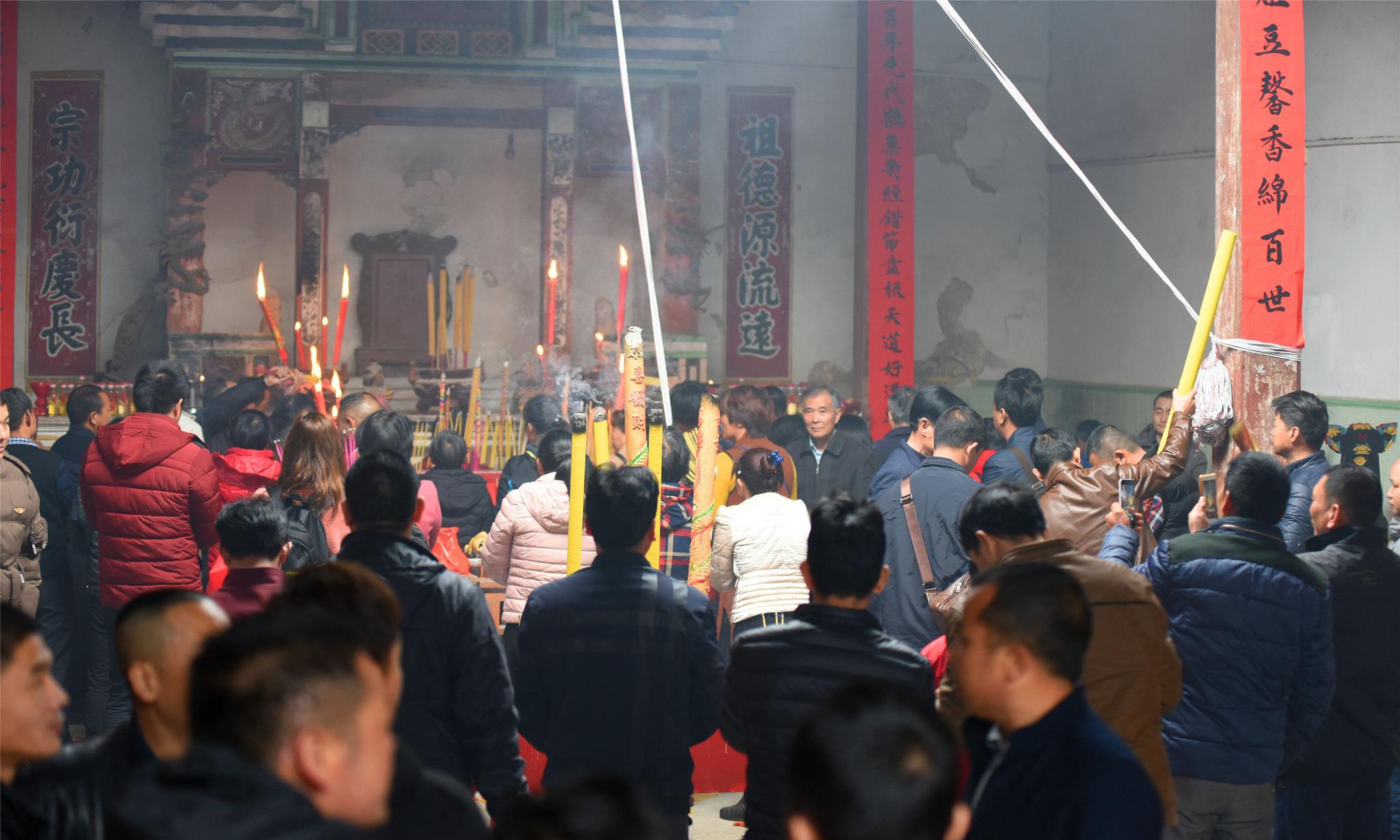 正月廿二日兴宁罗岗钟氏宗祠赏灯祭祖祈福场面太热闹