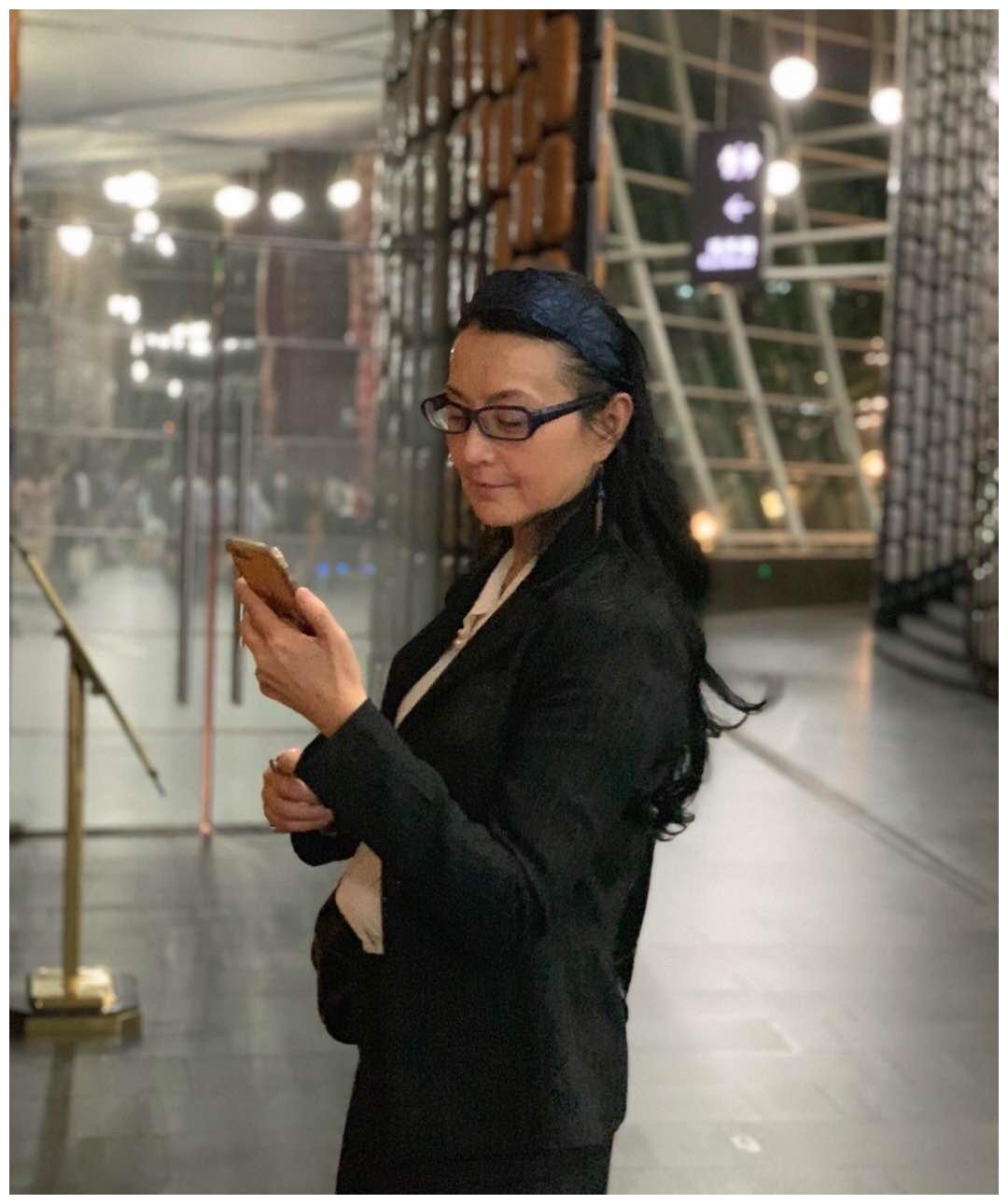 54岁李赛凤身手依旧敏捷,晒近照霸气踢腿,但二婚嫁豪门惨淡收场