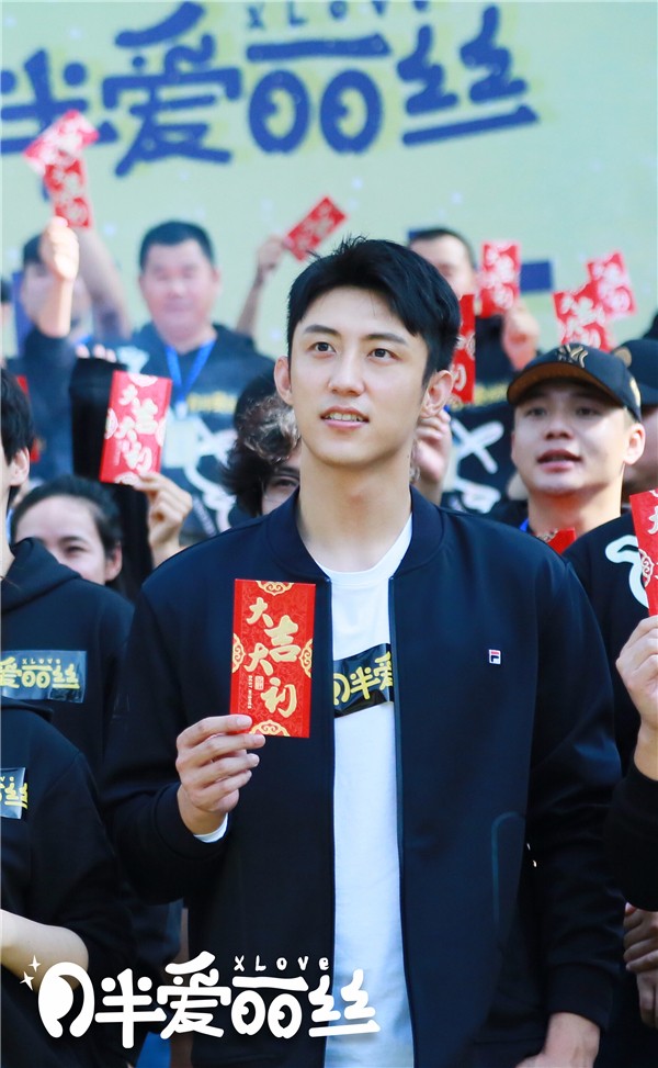 打造这部令人耳目一新的反差化的少女心奇幻喜剧,在导演张林子看来是