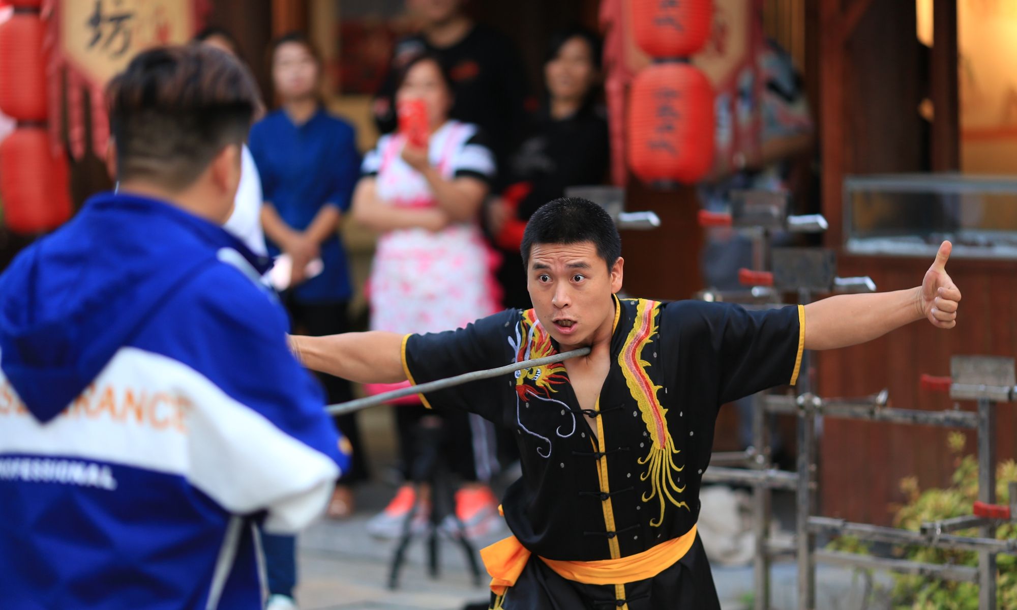 小伙苦练十年硬气功,钢枪刺喉毫发无伤,曾边卖红薯边表演