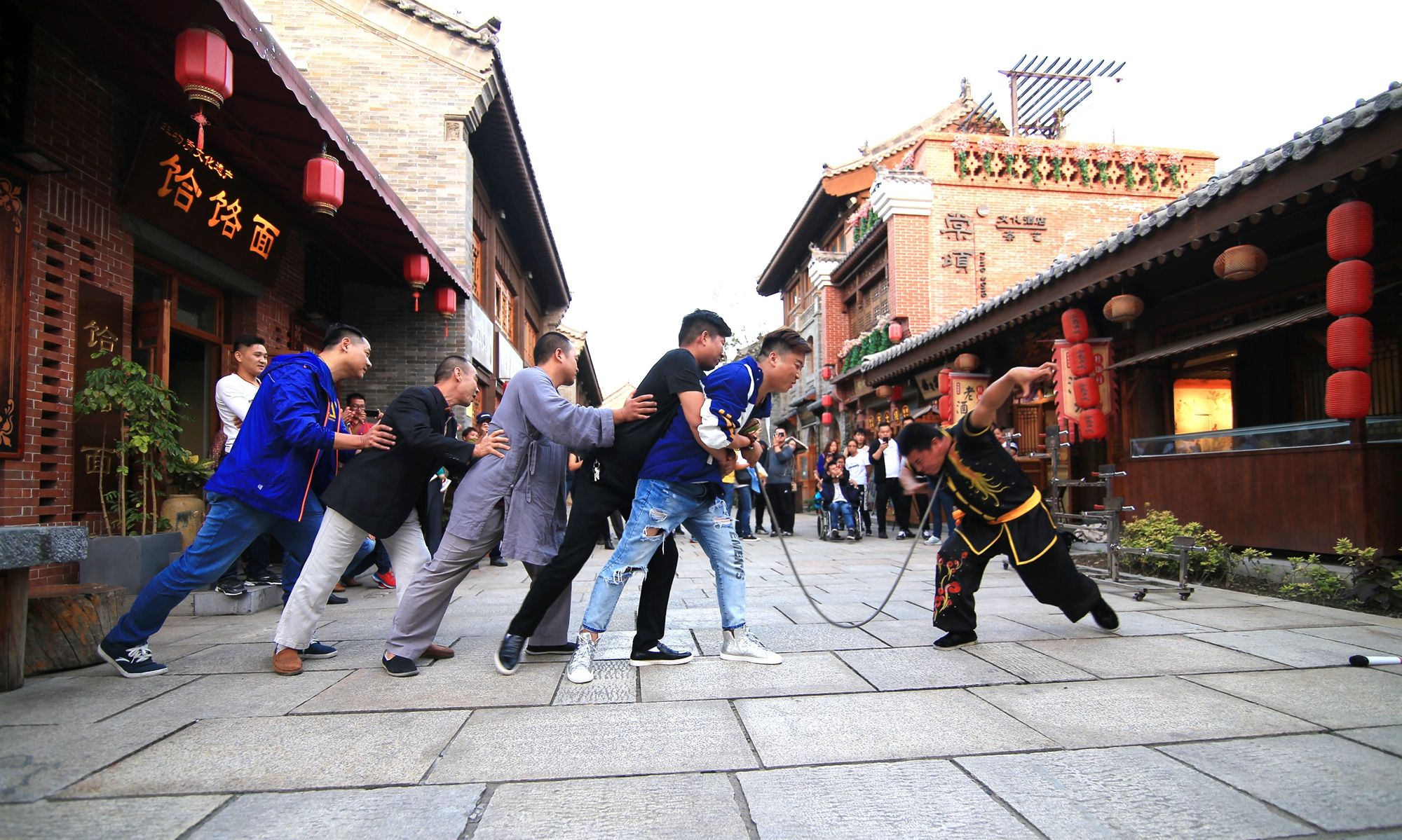 小伙苦练十年硬气功,钢枪刺喉毫发无伤,曾边卖红薯边表演