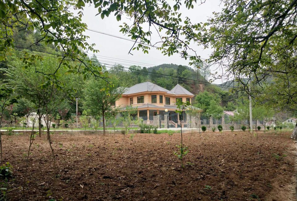 秦岭深山中的别墅正门贴着对联,大门紧锁,墙皮脱落