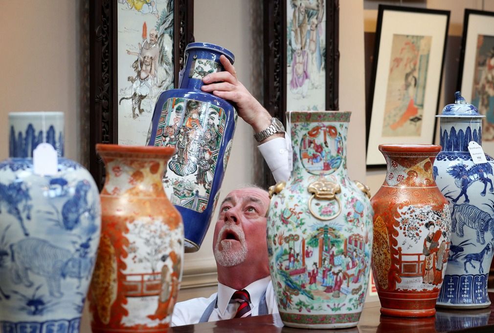 英国一拍卖行展出大量珍贵中国明清文物,将在下周参与拍卖