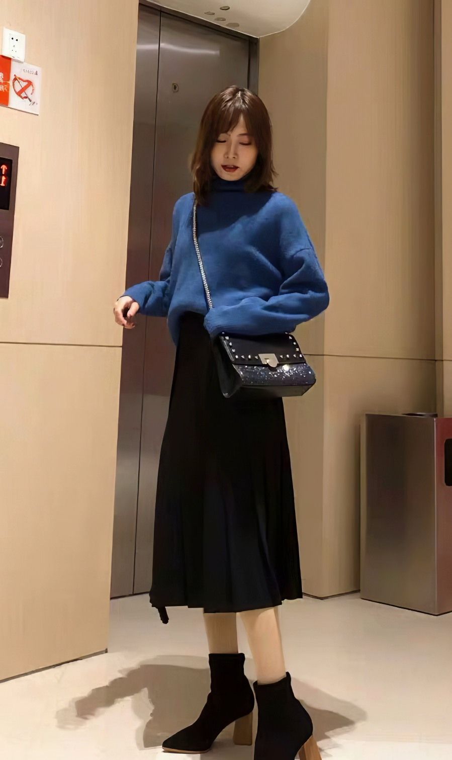 街拍:宝蓝色针织衫这样搭,优雅美丽又时尚,美女冬季穿搭首选