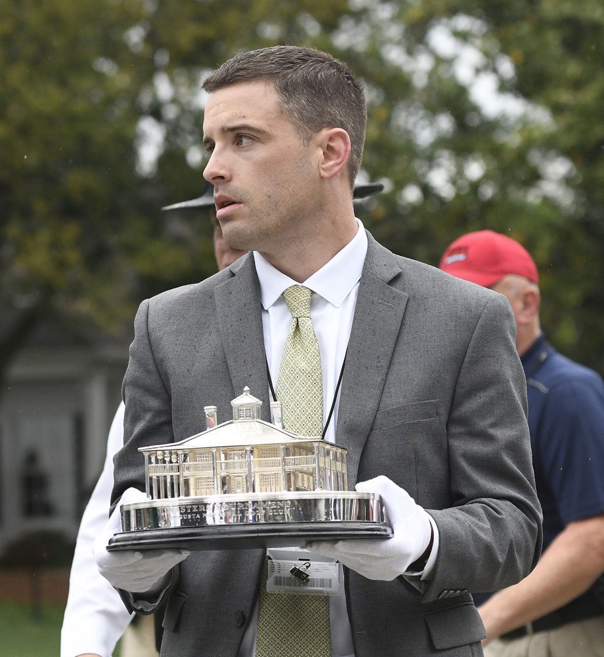 高清回顾美国大师赛颁奖仪式帕特里克瑞德为伍兹穿上荣耀绿夹克