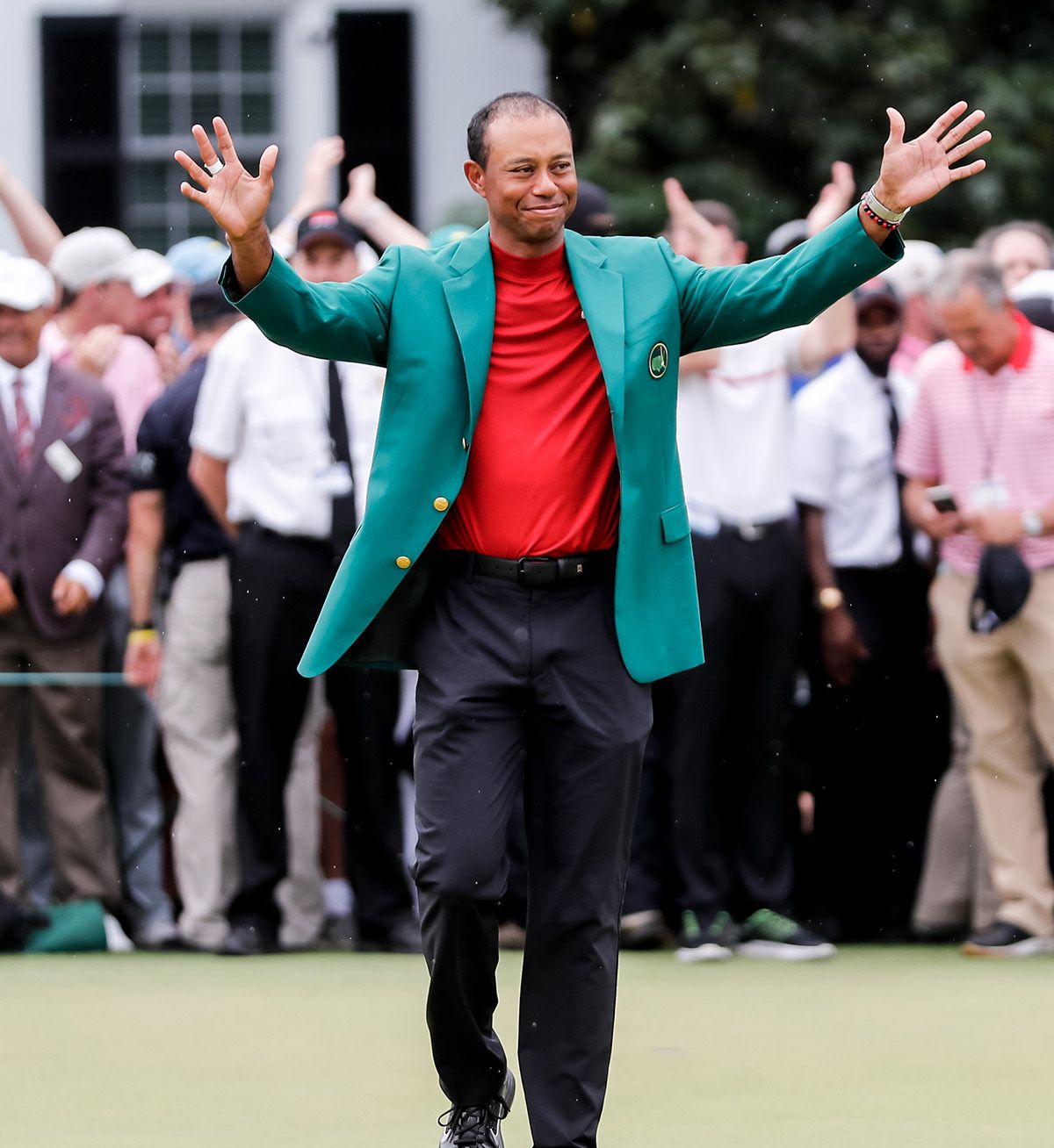 高清回顾美国大师赛颁奖仪式帕特里克瑞德为伍兹穿上荣耀绿夹克