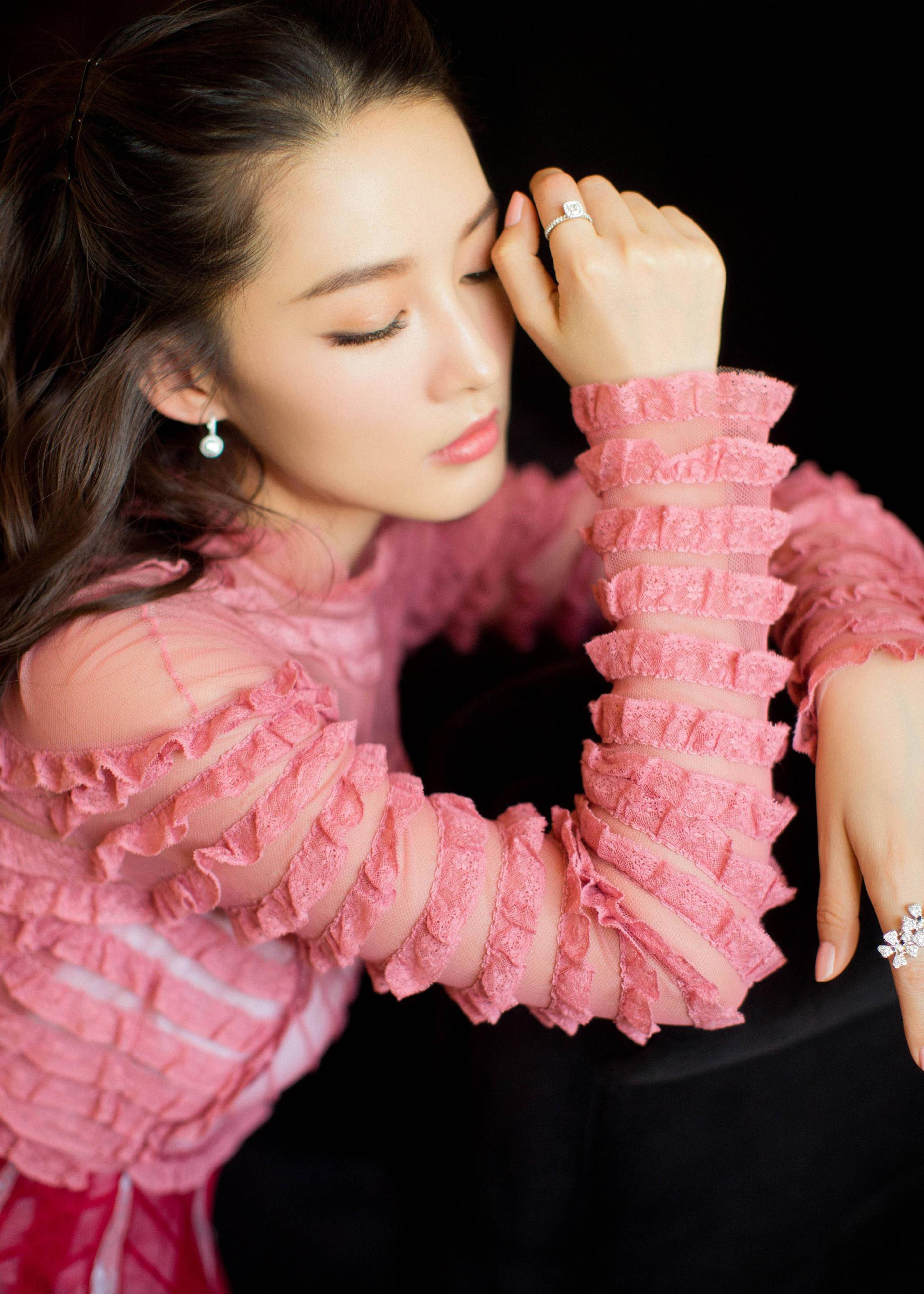 李沁出席某活动,身着粉红拼接礼服,长发披肩,非常淑女气质