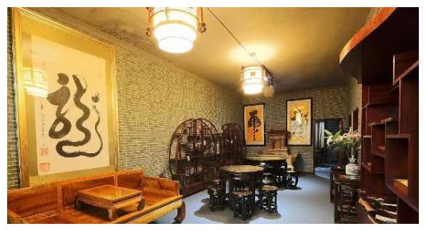 李成儒名下四合院首曝光,紧挨着故宫,屋内堆满金丝楠木的家具