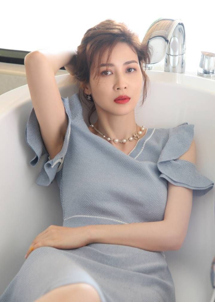 产后童蕾的气质和身材依然迷人!