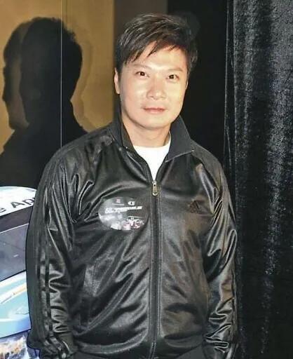 影视巨星洪金宝现身北京,戴大金镶钻链抽雪茄,和朋友相谈甚欢