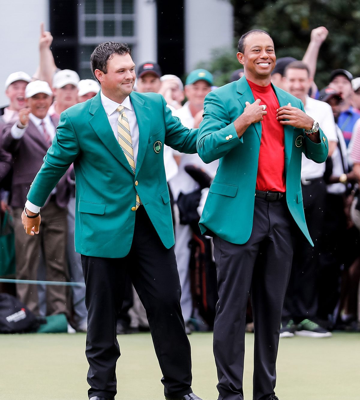 高清回顾美国大师赛颁奖仪式帕特里克瑞德为伍兹穿上荣耀绿夹克