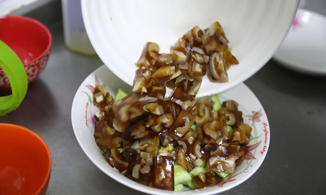 黄瓜拌猪皮冻夏日的必备凉菜配上蛤蜊和啤酒 吃的心里透心凉