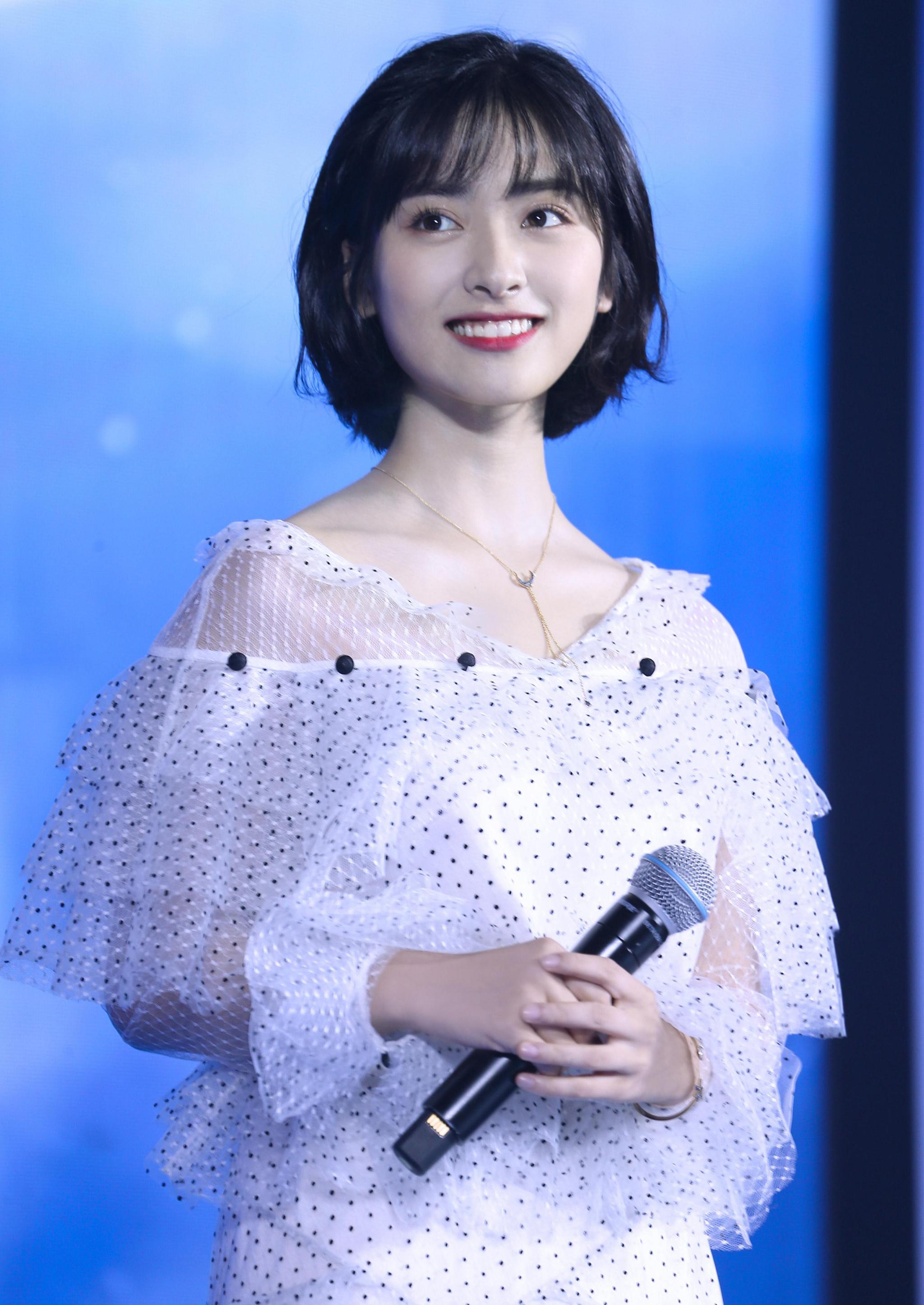 沈月只不过将短发烫卷了,魅力瘦身成功更头发是柔和的亚麻色,在