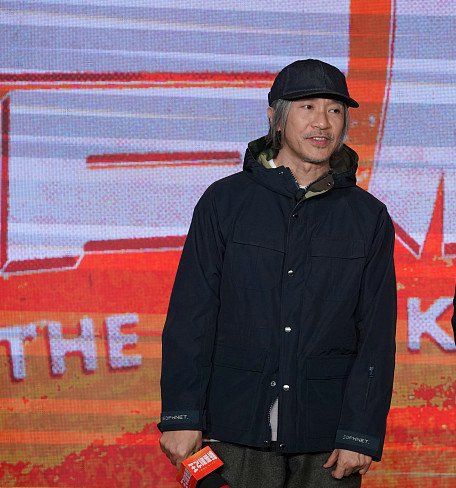 周星驰一身黑色朴素的装扮出席电影发布会,白发苍苍显老态|新喜剧之王