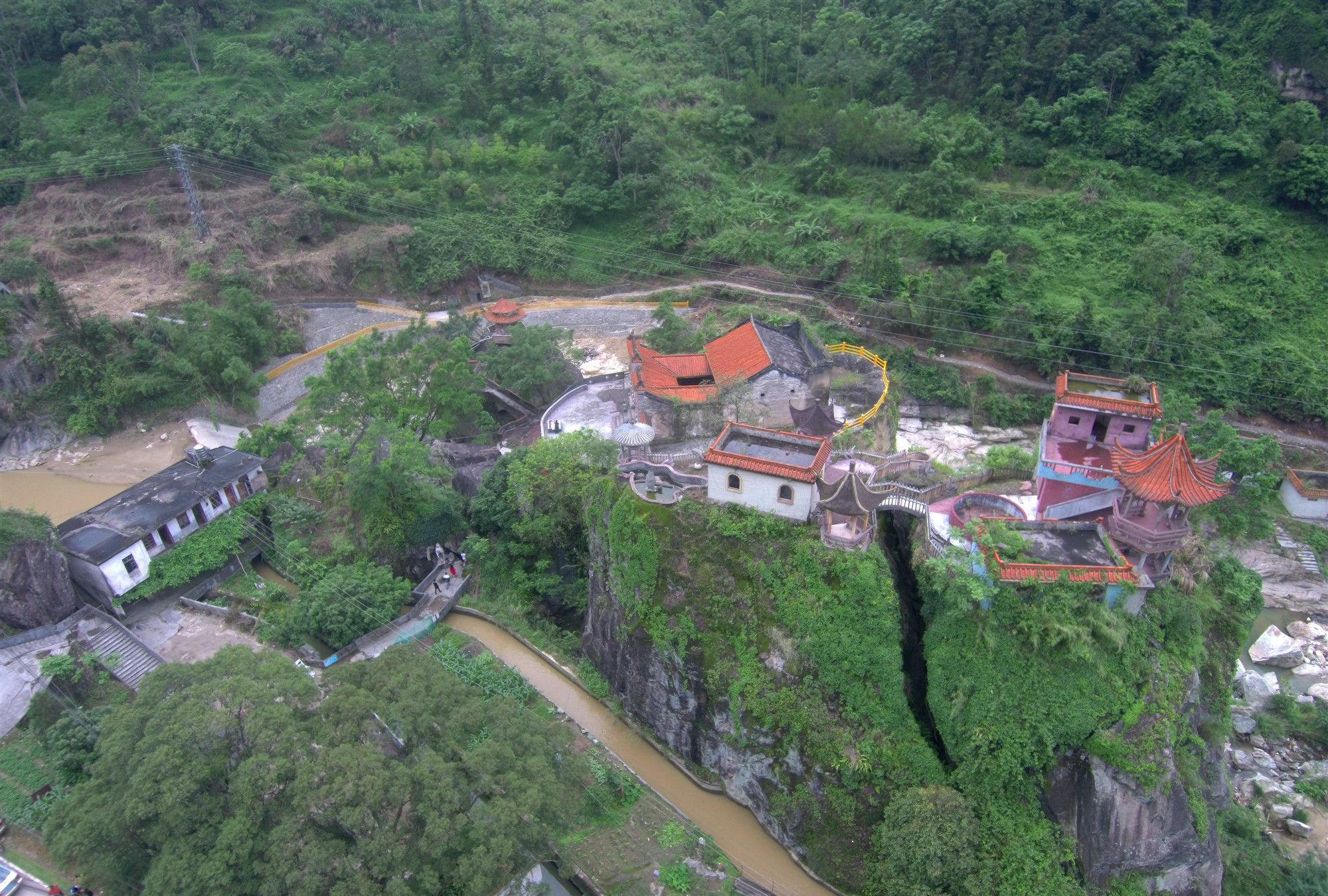 下面用无人机和大家探索广东信宜平塘镇石印古庙:位于两山之间,河流