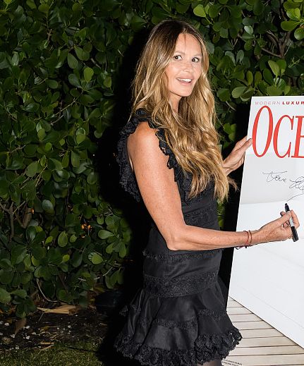 艾拉·麦克弗森蕾丝低胸装酷劲十足,金发飞扬超模风范不减当年!