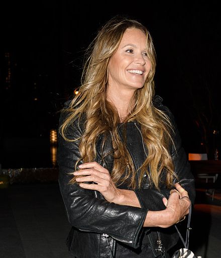 艾拉·麦克弗森蕾丝低胸装酷劲十足,金发飞扬超模风范不减当年!