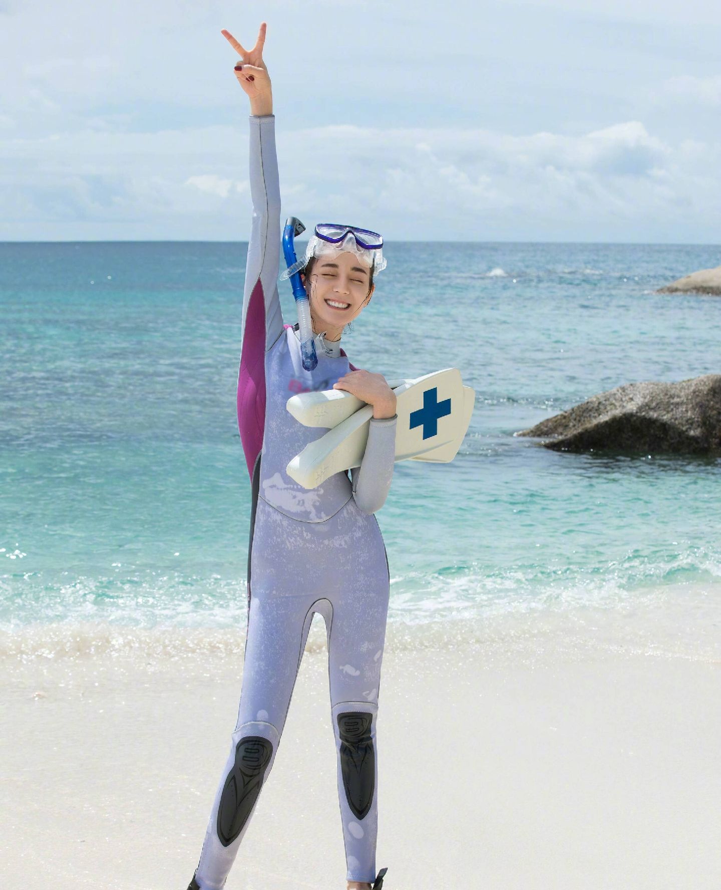 迪丽热巴巴塞舌尔浮潜照海边大劈叉大长腿实力抢镜十分可爱