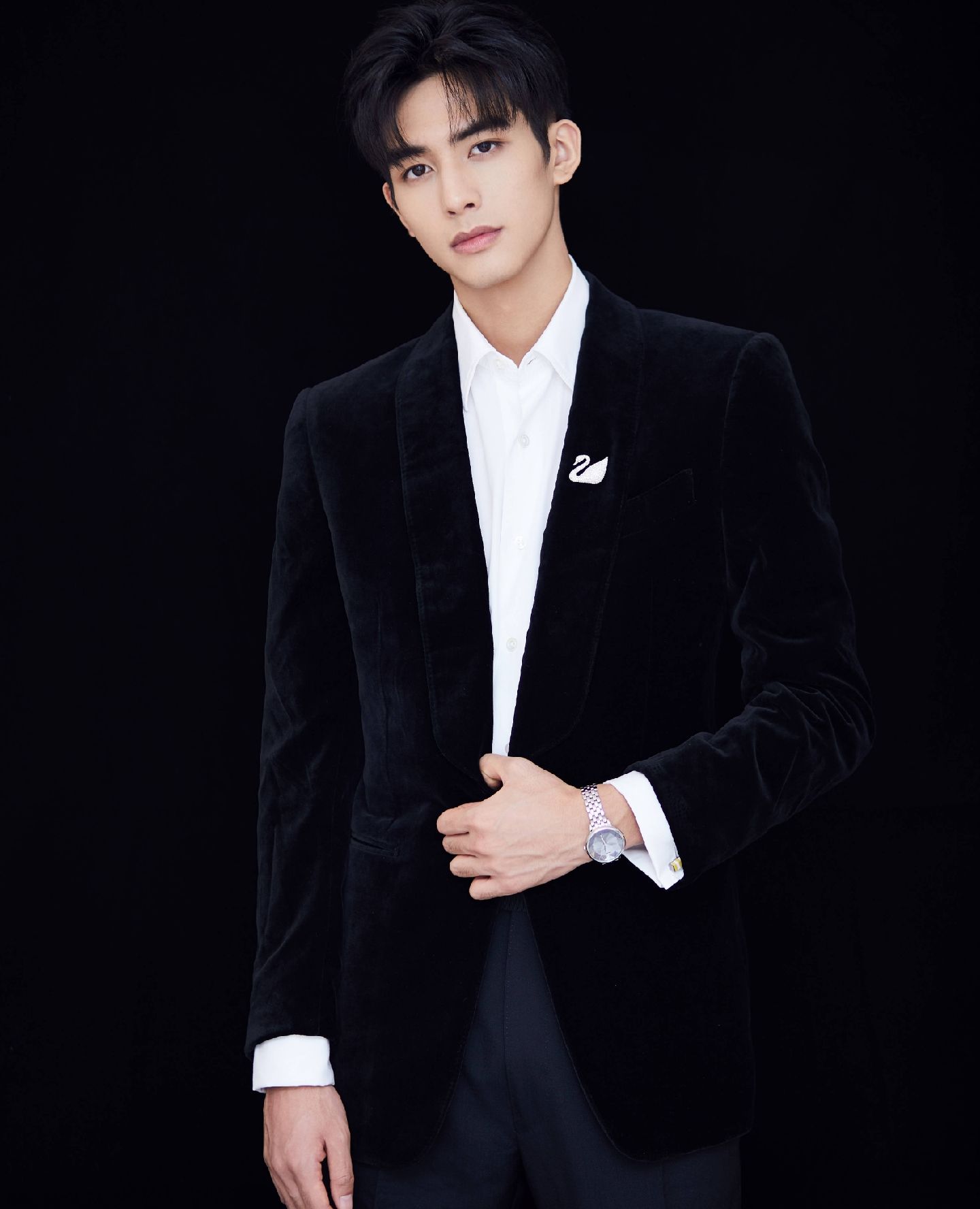 宋威龙最新活动照片,一席黑丝绒西装化身贵公子绅士而稳重,完美