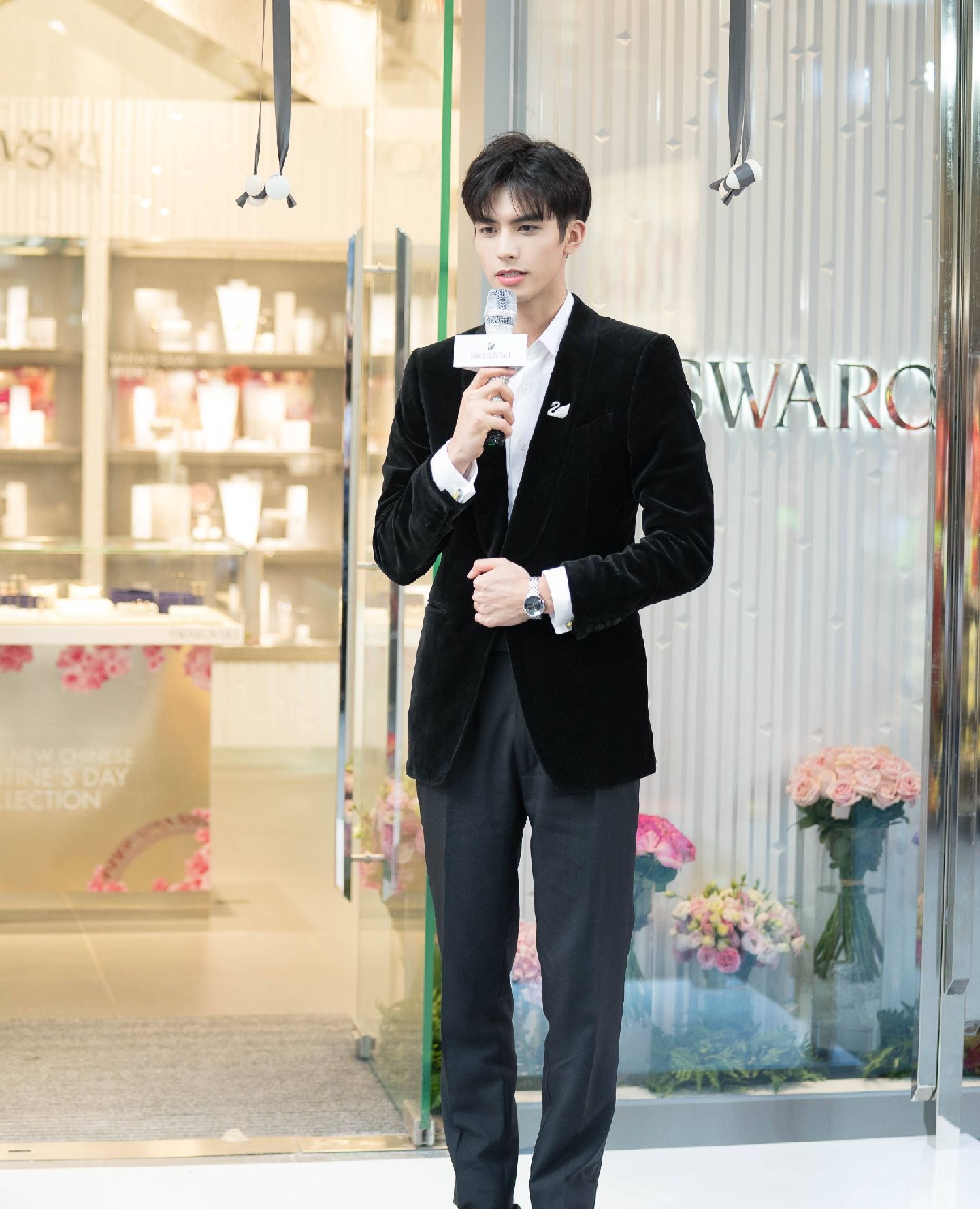 宋威龙最新活动照片,一席黑丝绒西装化身贵公子绅士而稳重,完美