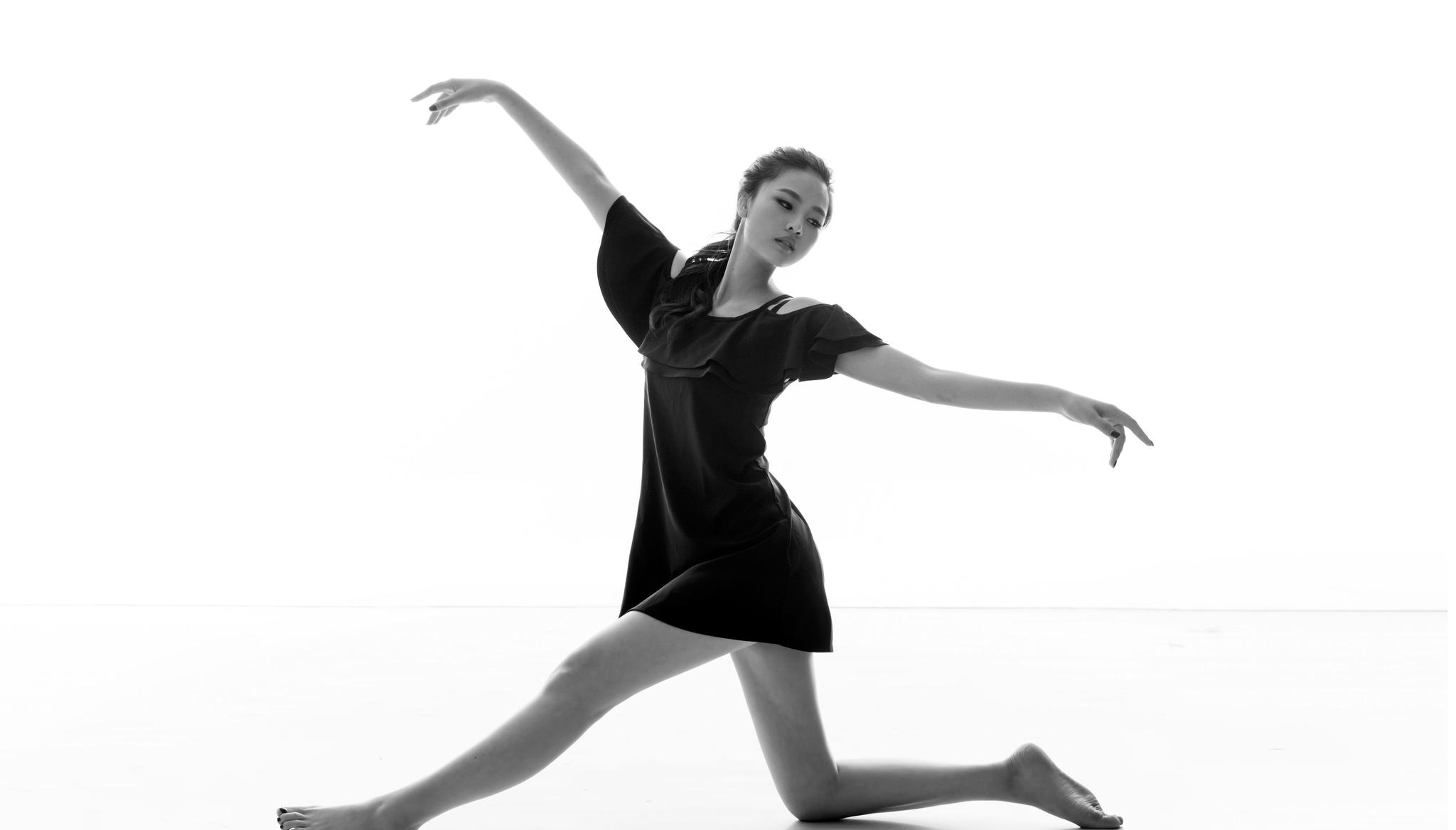 很讨人喜欢的艺校女生给自己拍一组毕业舞照舞蹈让她优雅从容