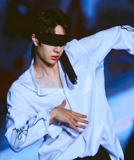 为颜值锦上添花的"痣",肖战的唇下痣,王一博的锁骨痣