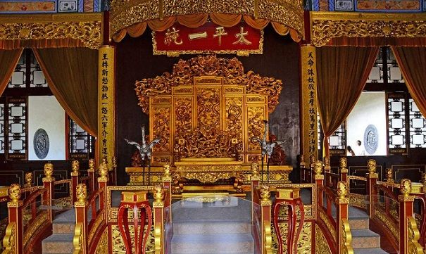 "天王府"实拍:图8天王宝座,图9龙袍龙帽,图10洪秀全的天王印