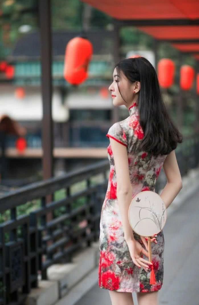 街拍手背后执伞的俏丽姑娘穿印花旗袍一个背影尽显古典韵味