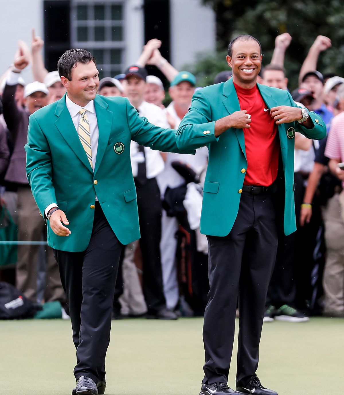 高清回顾美国大师赛颁奖仪式帕特里克瑞德为伍兹穿上荣耀绿夹克