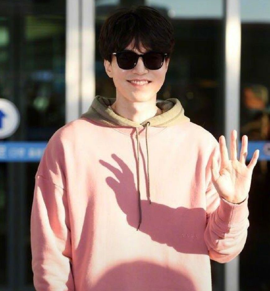 李栋旭身穿粉色卫衣不输小鲜肉,最后一张图片让女生都羡慕!