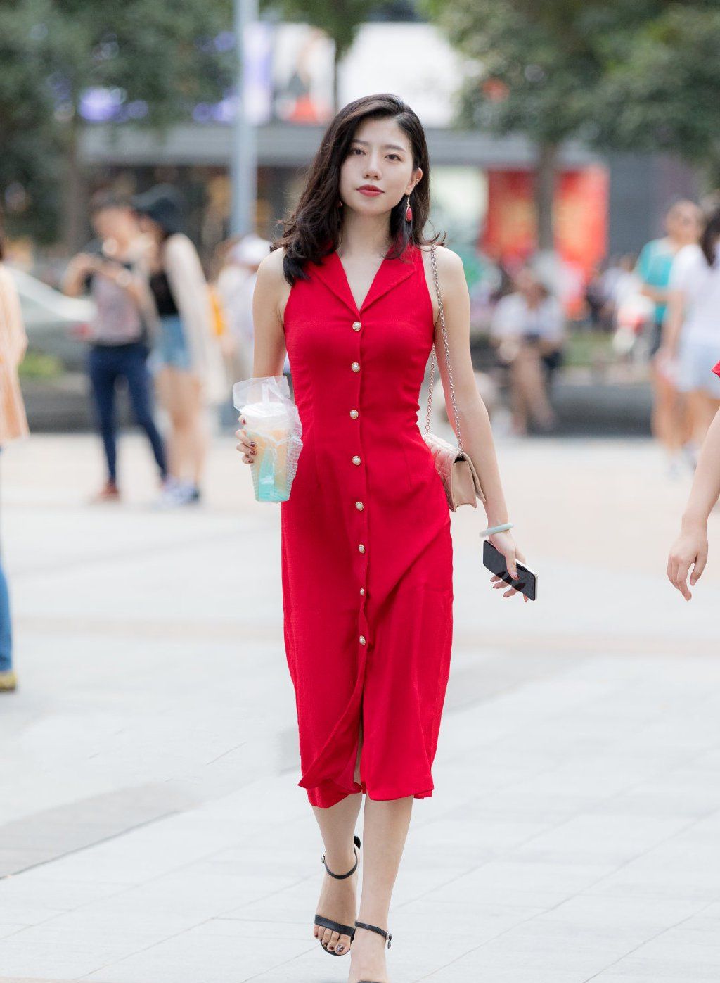 街拍美女红唇配红裙颇有韵味的职场少妇很是迷人