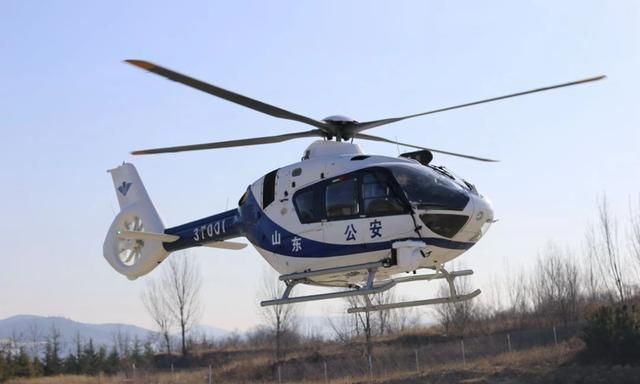 旋翼桨叶划破空气的呼啸声,37001警用直升机飞临厅机关上空并两次通场