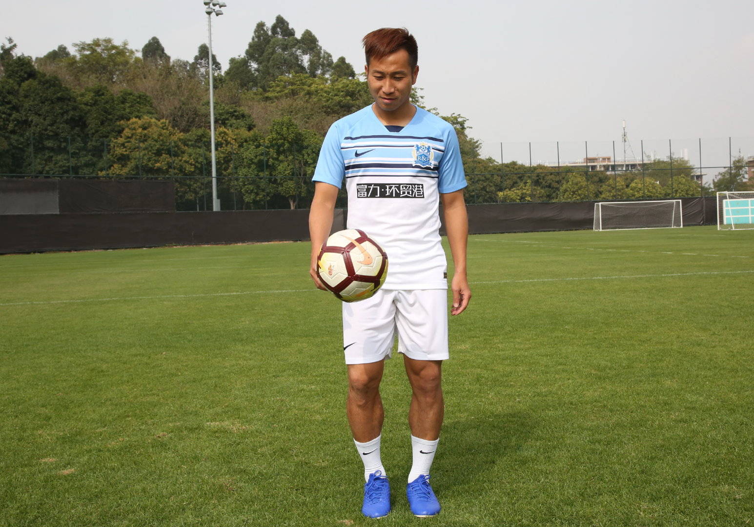 广州富力俱乐部官方晒出球队2020赛季主客场球衣,大家觉得怎样呢_高清