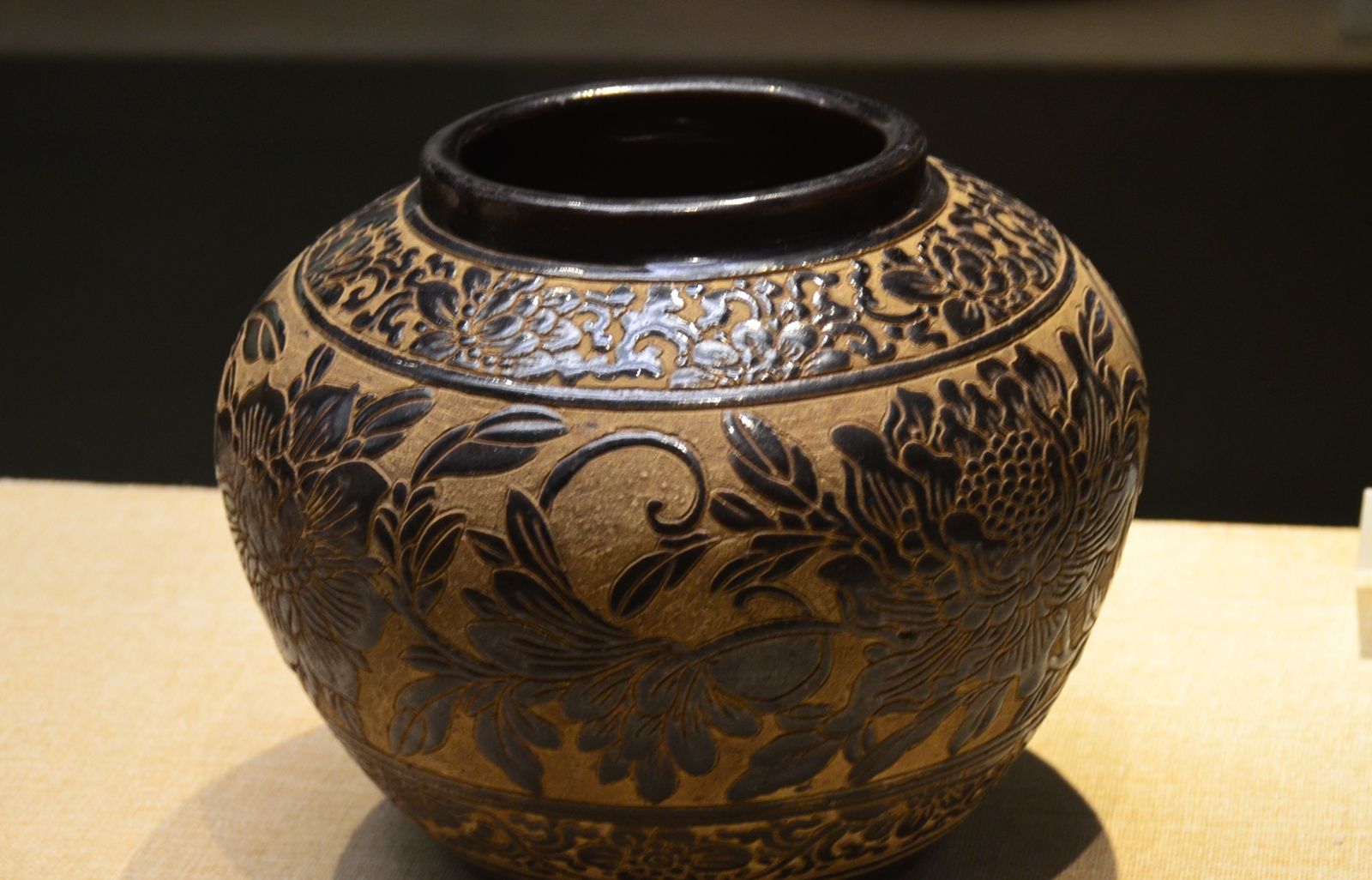 金朝的"黑釉剔花罐" 通体施釉乌黑光亮,你肯定没见过