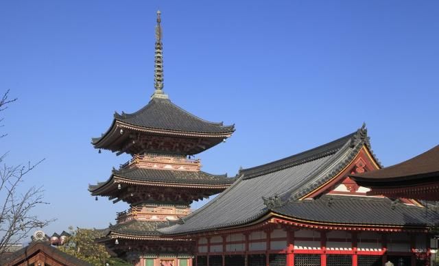 清水寺位于京都东部 音羽山的山腰 本堂是清水寺最有名的建筑