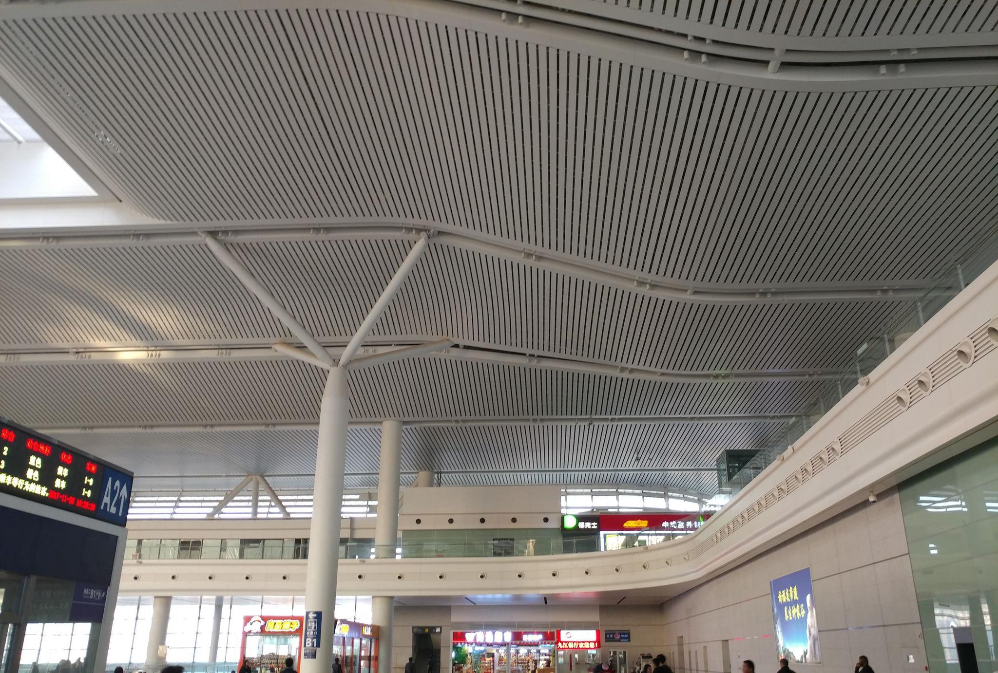 图为南昌西站内部的候车厅,南昌西站共有五层,包含进站口,候车厅,换乘