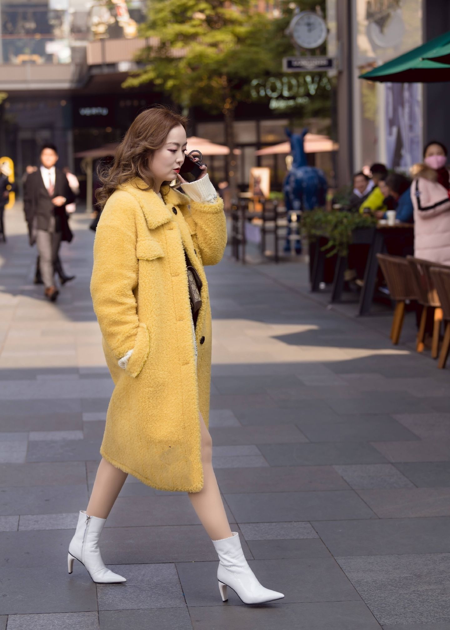 时尚区的小姐姐,穿白色短靴搭配打底裤,你会选择哪一款?