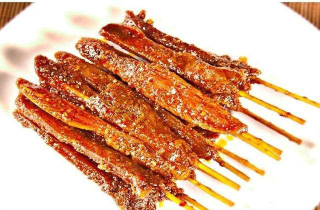 有香辣的,甜辣,有他最爱的烤肉,也有没吃过的肉条肉铺,真想吃