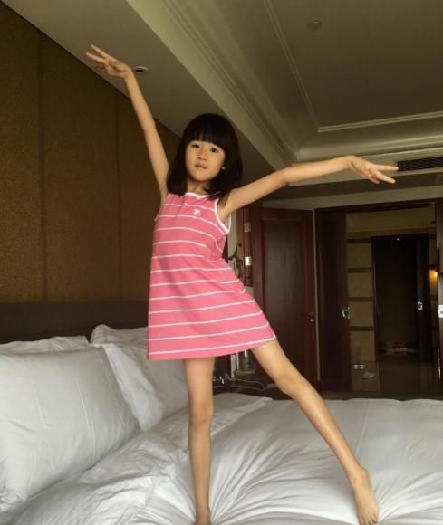 陆毅10岁女儿贝儿的腿全班最细,网友:瘦的像鹿腿