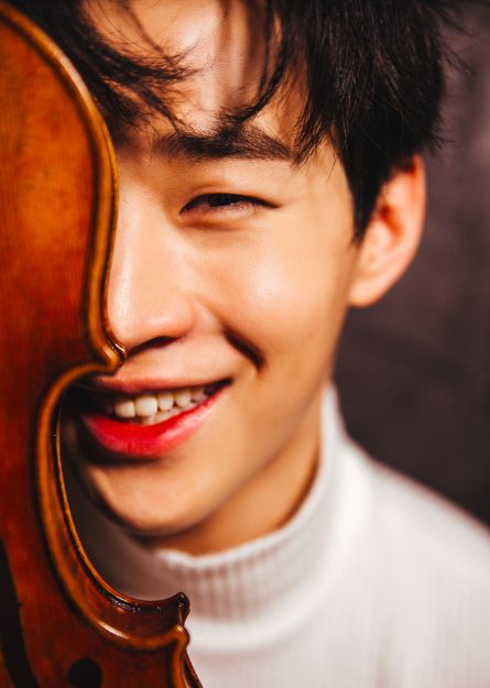 在纯白针织高领衫与小提琴丰润质感的衬托下,自带男神光环,文氧气息