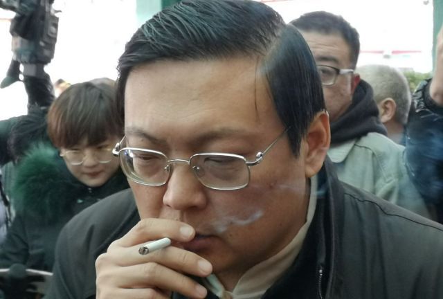 梁宏达现身常贵田告别仪式,能说书能主持的老梁到底算哪个圈?