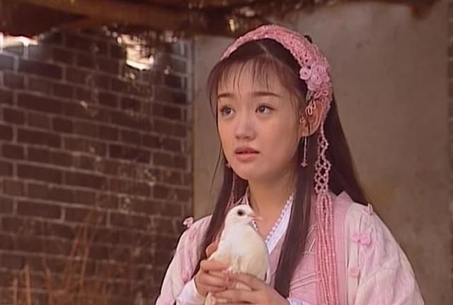 一身粉却不土气的古装女子,白飞飞无辜软萌,雪晶灵像桃花仙子