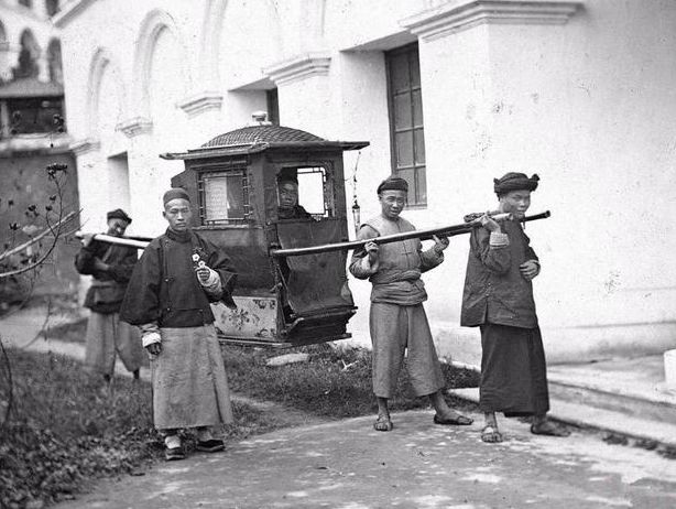 清朝的一位官员,乘轿子出行图中义和团成员在菜市场门口被公开处决