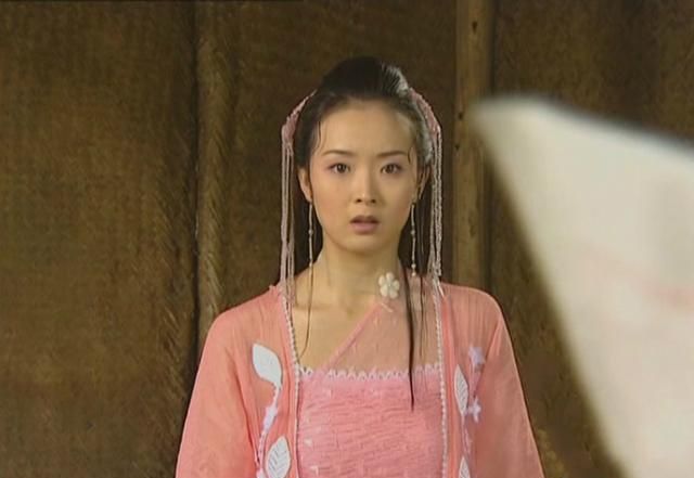 一身粉却不土气的古装女子,白飞飞无辜软萌,雪晶灵像桃花仙子